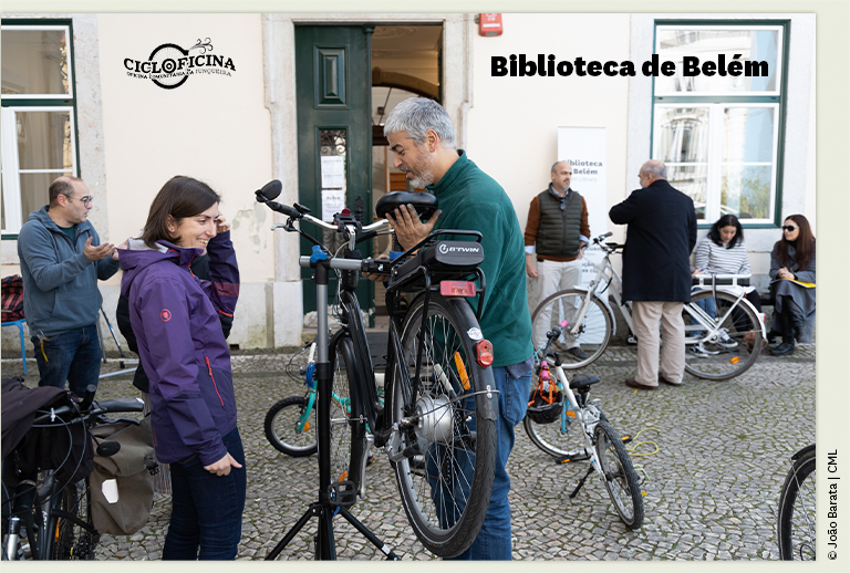 Fotografia a cores de pessoas com bicicletas.