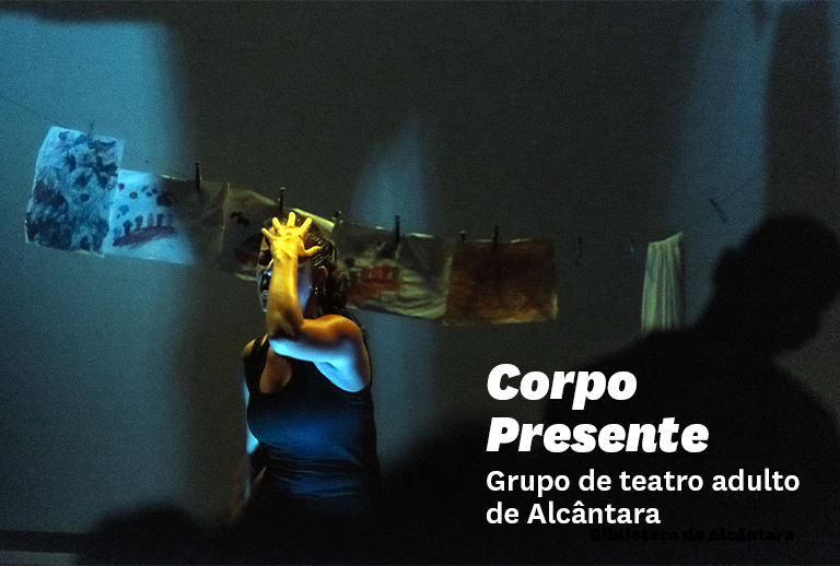 Foto com uma cena de peça de teatro.