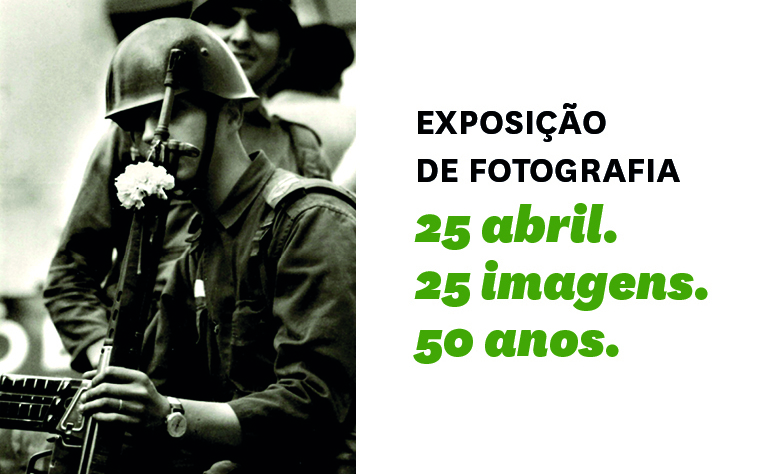 Fotografia a preto e branco de um soldado com um cravo na espingarda, da autoria de Eduardo Gageiro.