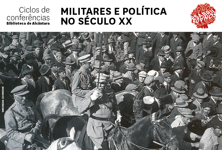 Fotografia a preto e branco de militares a cavalo rodeados pela população.