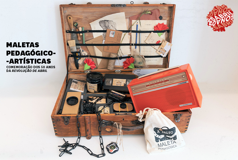 Imagem com uma das maletas da exposição.