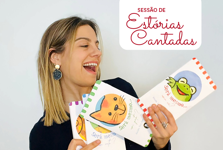 Fotografia com Rute Cancela a mostrar livros infantis.