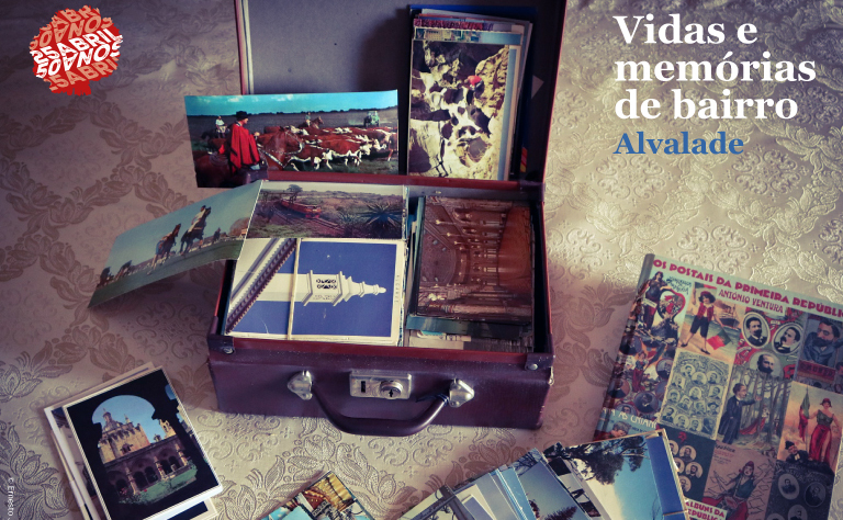 Fotografia de uma amelta com vários postais.