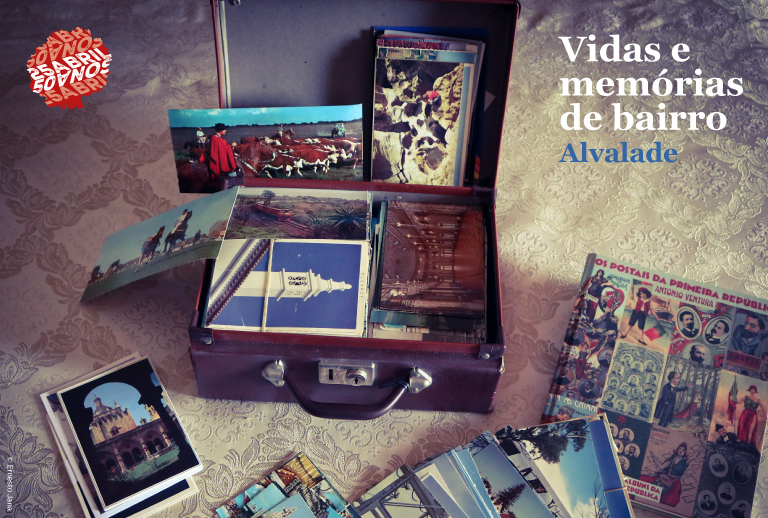 Fotografia de uma amelta com vários postais.