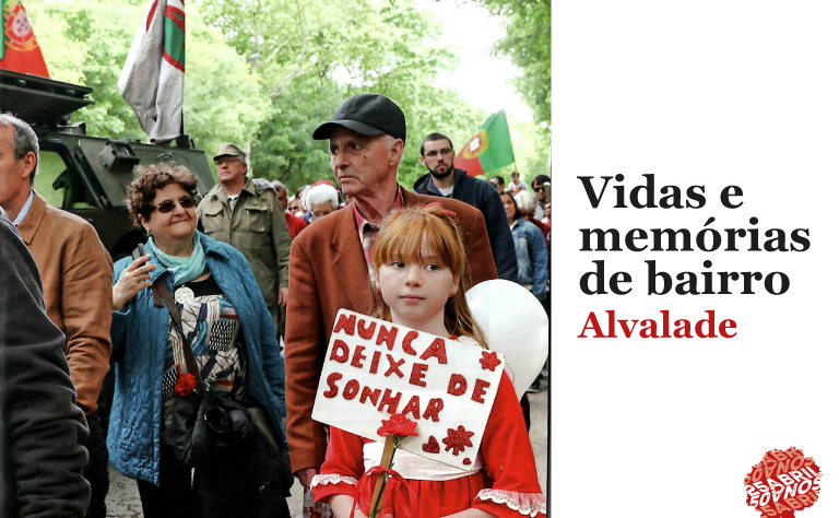 Fotografia a cores de pessoas numa manifestação. Foto da autoria de Manuel de Almeida.