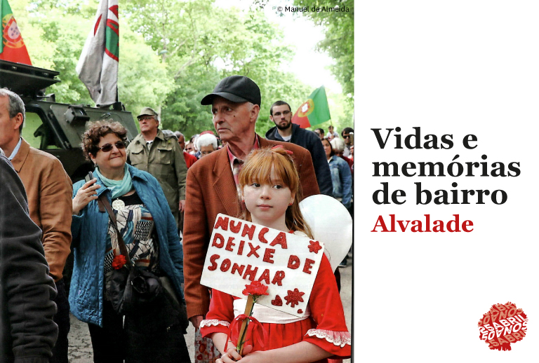 Fotografia a cores de pessoas numa manifestação. Foto da autoria de Manuel de Almeida.