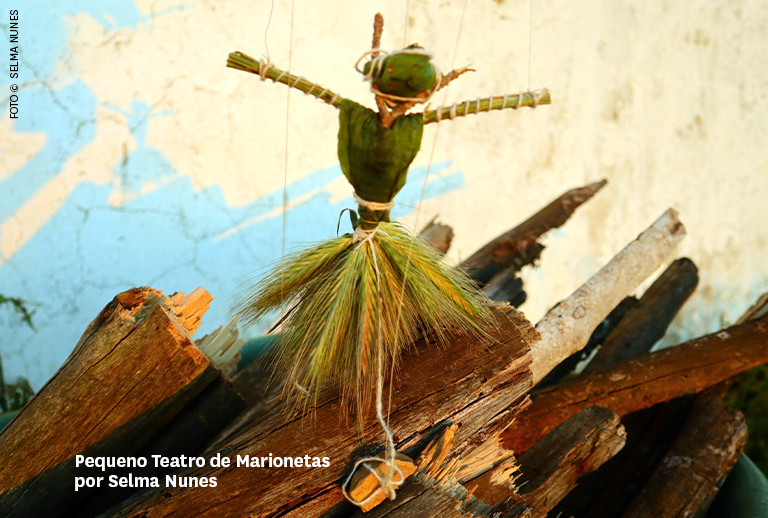 Fotografia com uma marioneta. Foto da autoria de Selma Nunes.