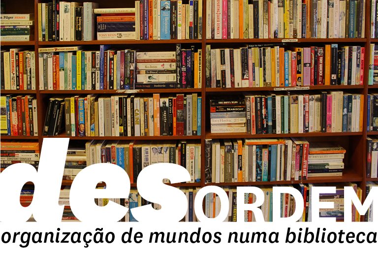 Fotografia com vários livros em estantes.