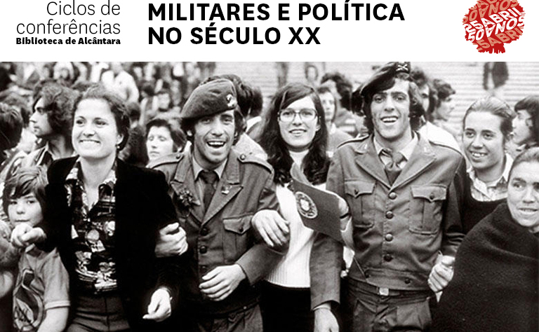 Fotografia da autoria de Eduardo Gageiro. É a preto e branco e mostra o dia do 25 de abril de 1974 em Lisboa, onde civis e militares celebram a revolução.