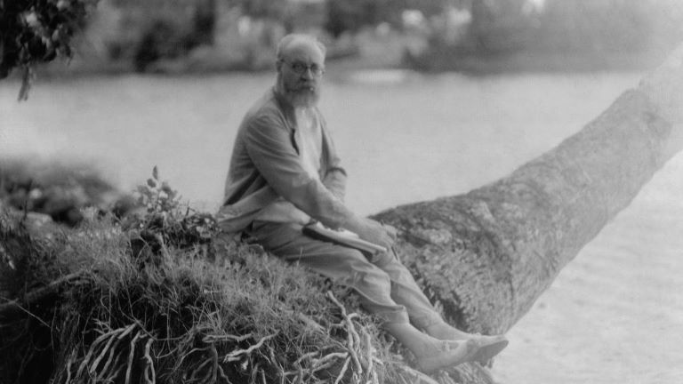 Imagem com o retrato a preto e branco do artista plástico Henri Matisse durante as suas viagens. Direitos reservados.