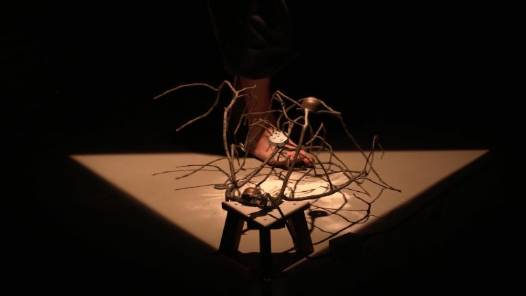 Fotografia com uma das cenas do espetáculo. Autoria da foto de Eva Ventura Ângelo.