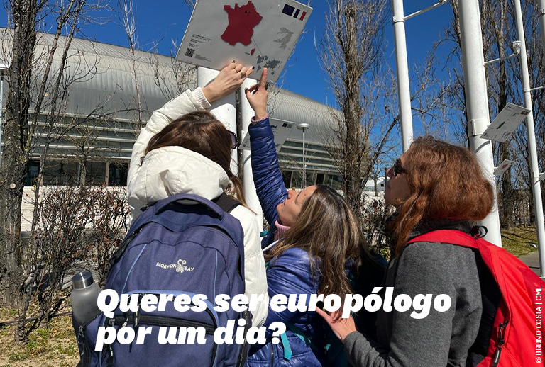 Imagem de uma fotografia a cores com três pessoas a consultarem um mapa.