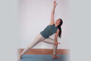 Imagem com uma postura de Yoga.