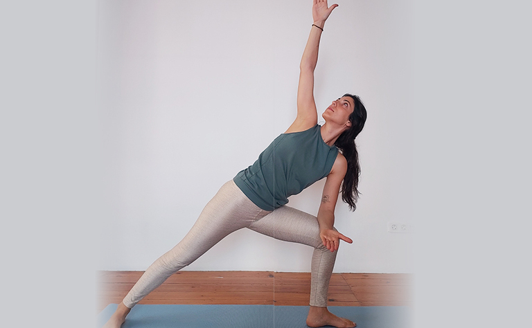 Imagem com uma postura de Yoga.