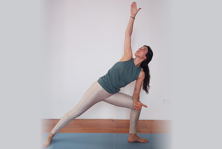 Imagem com uma postura de Yoga.