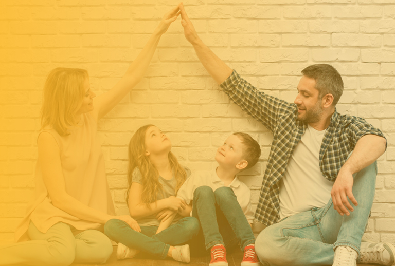 Imagem com duas pessoas adultas e duas crianças.