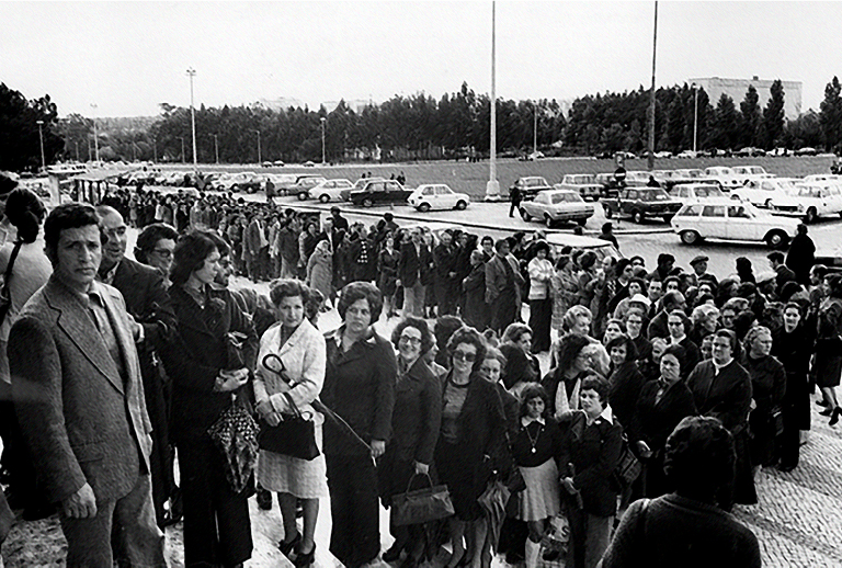 Imagem de uma fotografia a preto e branco com uma enorme fila de mulheres para votar.