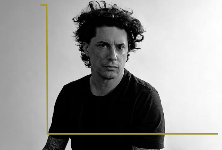 Imagem com o retrato a preto e branco do autor.