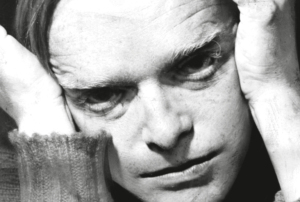 Imagem com o retrato a preto e branco de Truman Capote.