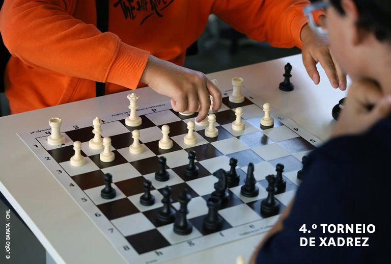 Imagem com duas pessoas a jogarem xadrez.