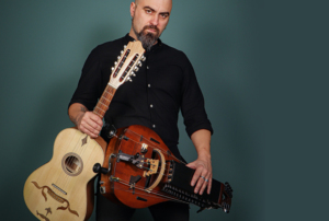 Imagem com a fotografia do músico.