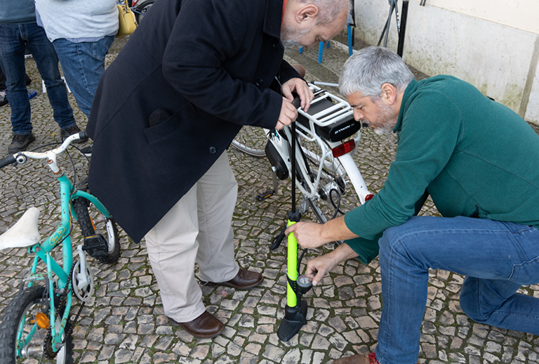 Imagem de pessoas com bicicletas.