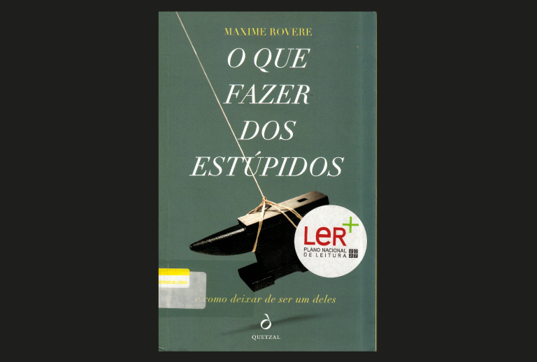 Imagem com capa do livro "O que fazer dos estúpidos"